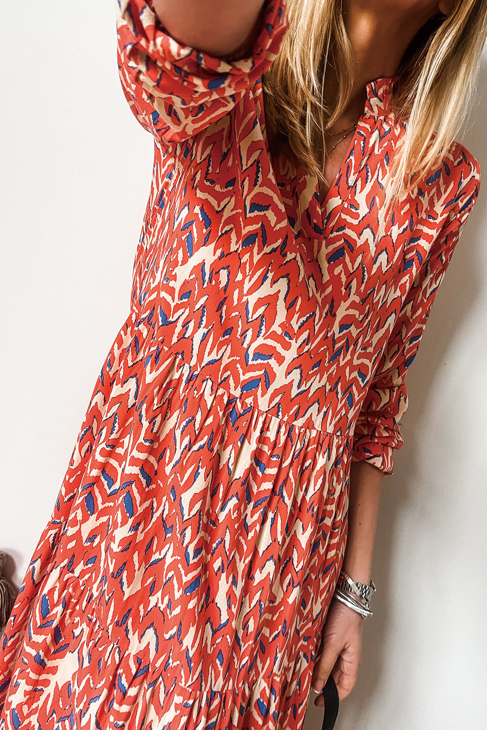 Geplooide Maxi Jurk met V-Hals en Abstracte Print