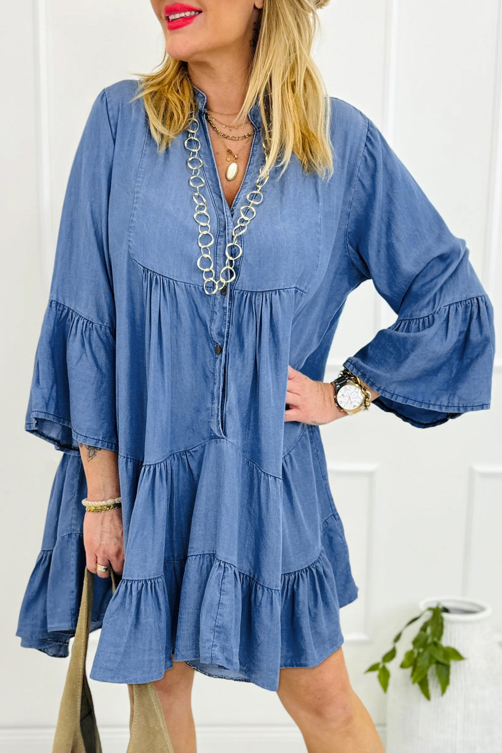 Chambray Ruffle Jurk met 3/4 Mouw en V-Hals