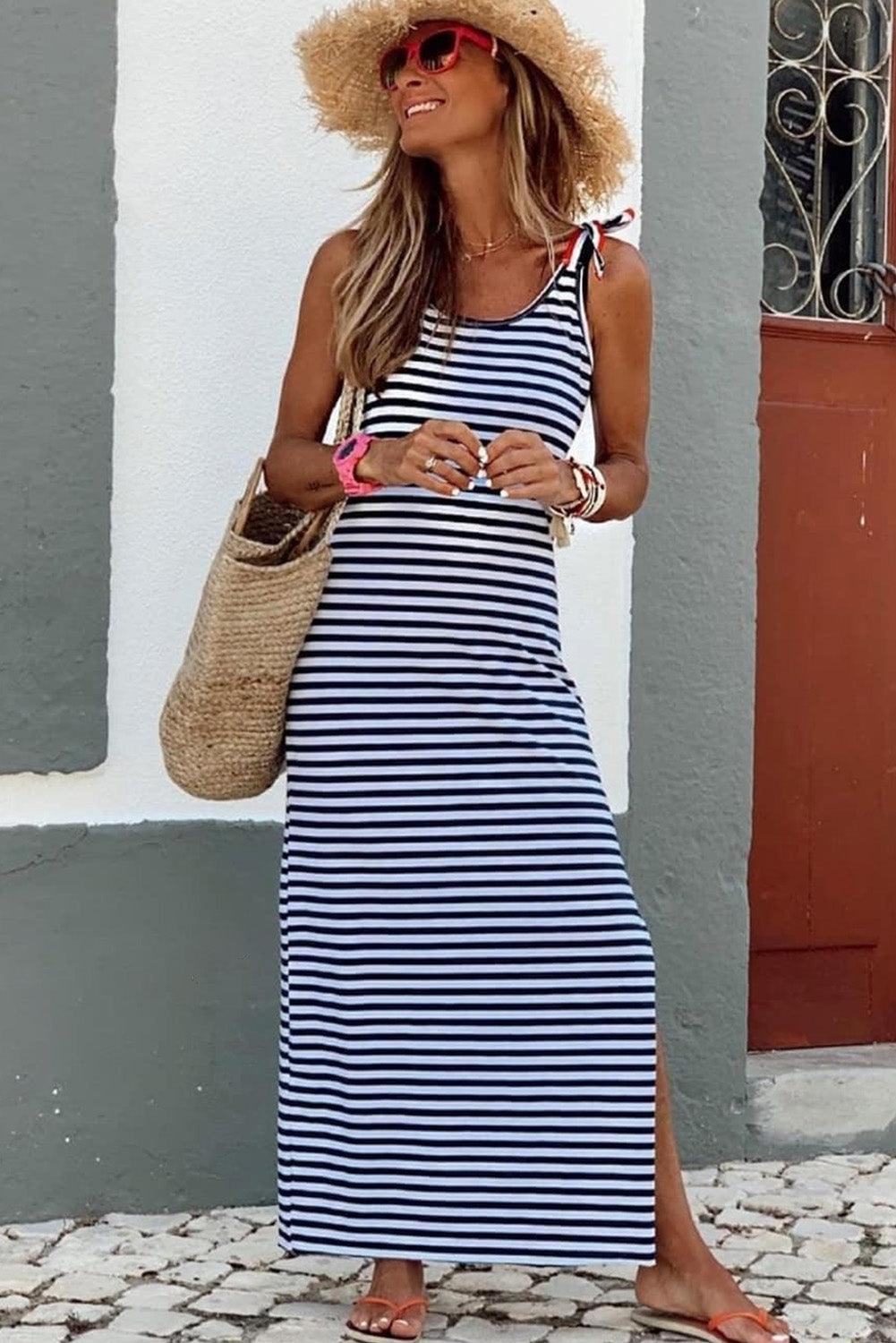 Gestreepte Maxi-Jurk met Split en Veterdetails - Maxi Dresses - Jurkjes.co